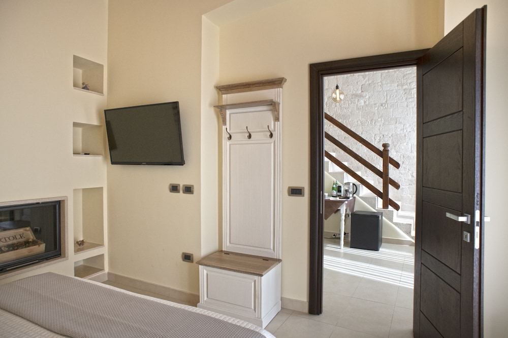 Deluxe Double Room - Photo 13