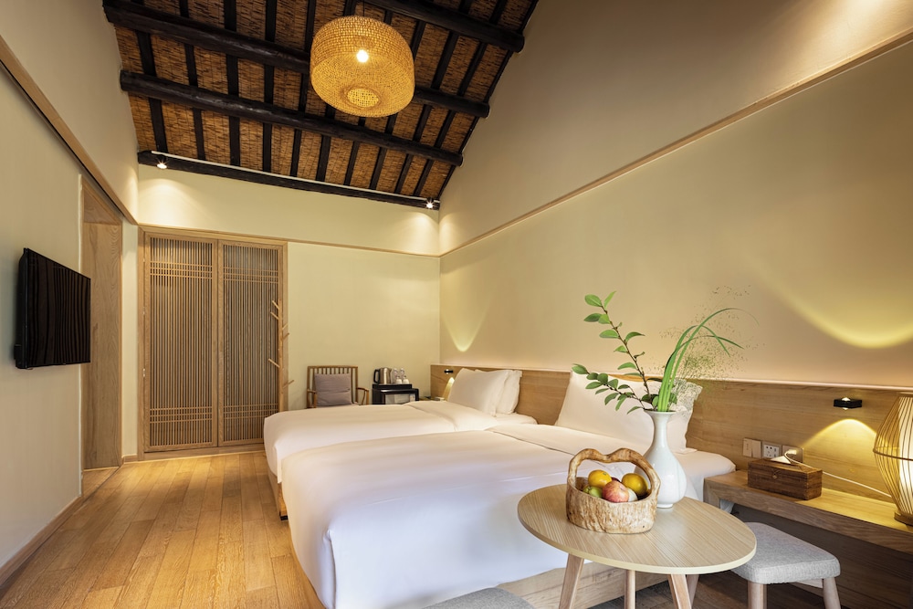 Classic Twin Room, Balcony, Hill View