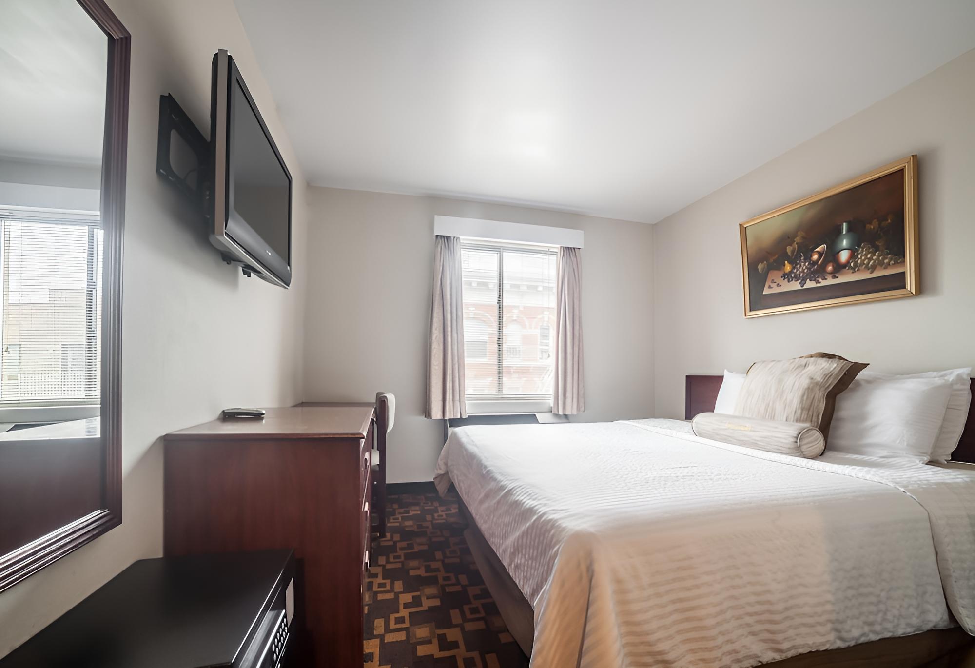 Standard Room, 1 Queen Bed, Non Smoking, Private Bathroom photo 3