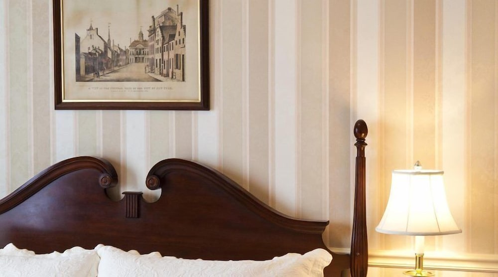 Corner Standard Room, 1 QUEEN BED - Photo 2