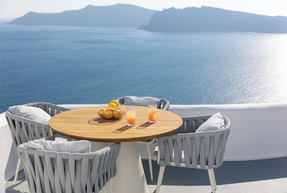 The Captain's Suite with Hot Tub & Caldera View - Photo 13