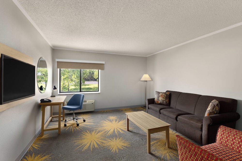 Suite, 1 King Bed, Non Smoking - Photo 4