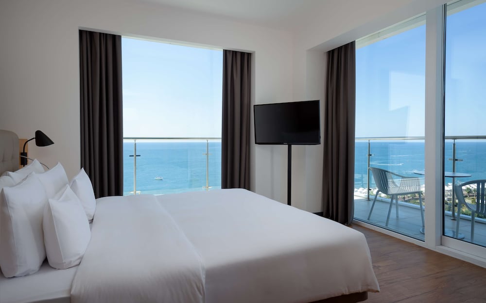 Suite, Sea View