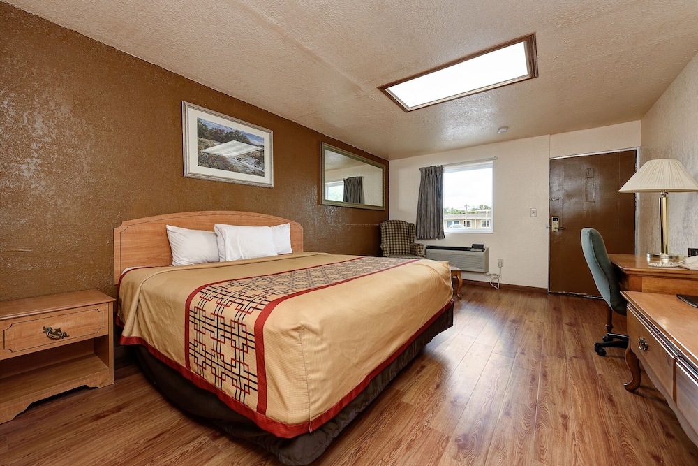 Standard Room, 1 King Bed, Non Smoking photo 1