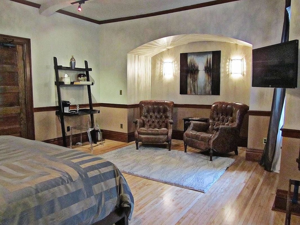 Mansion King Parlor Suite - Private Detached Bathroom