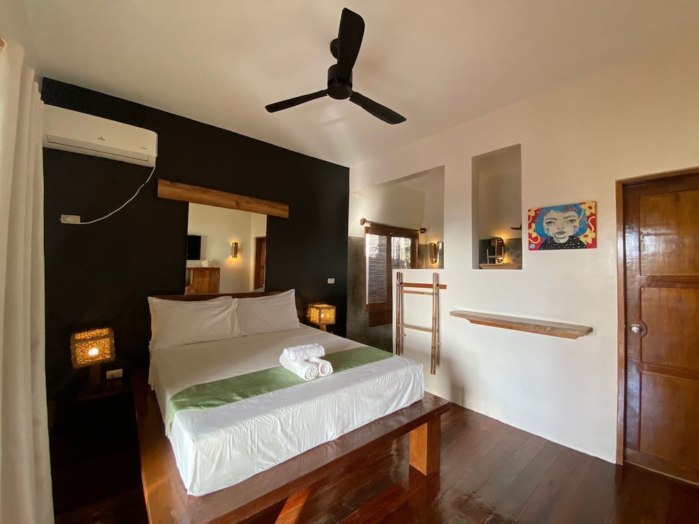 Deluxe Double Room with Balcony - Photo 8