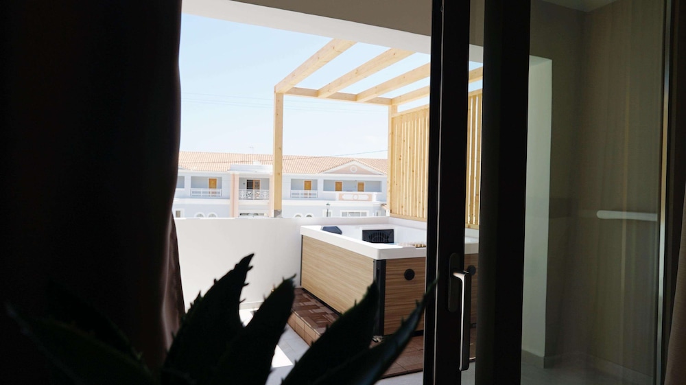Junior Suite, Hot Tub - Photo 2