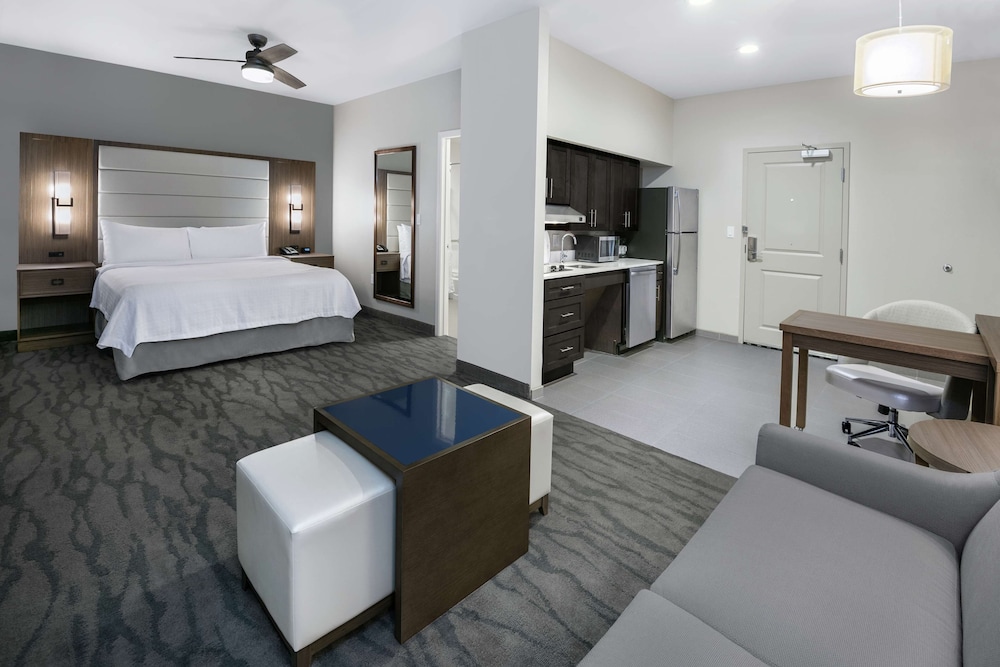 Studio, 1 King Bed, Accessible, Bathtub photo 2
