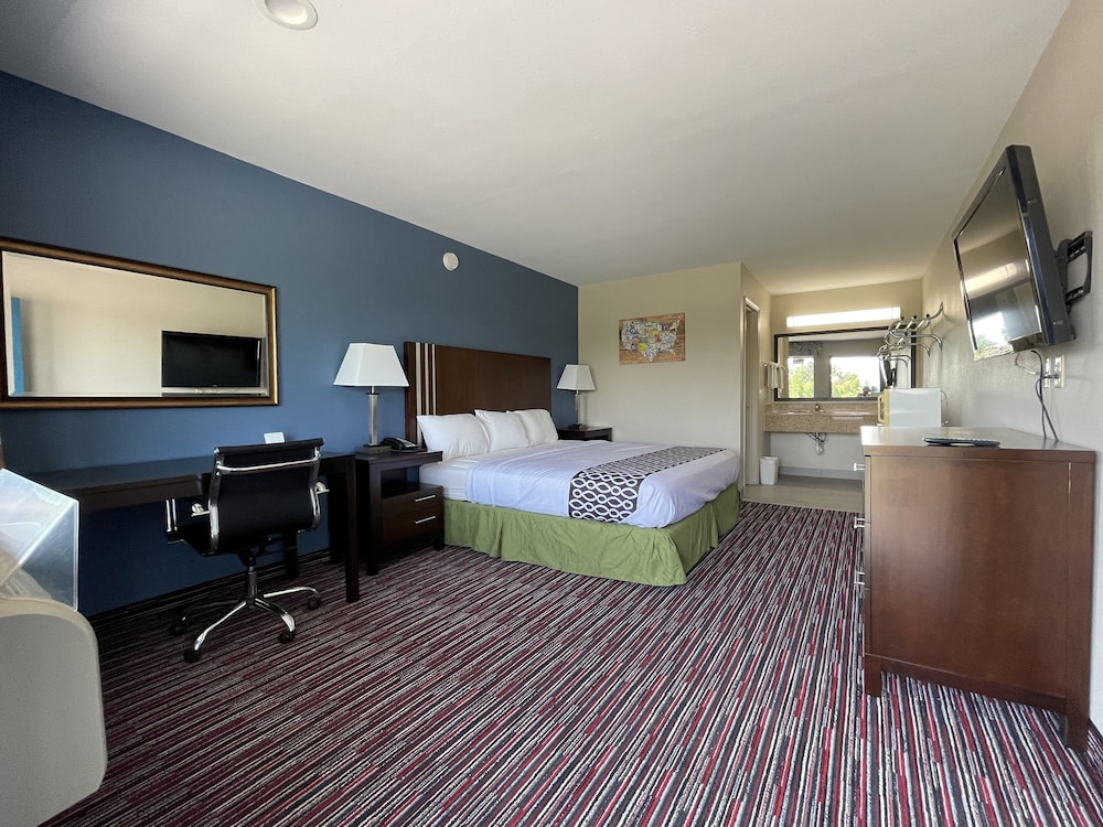 Standard Room, 1 King Bed, Non Smoking - Photo 4