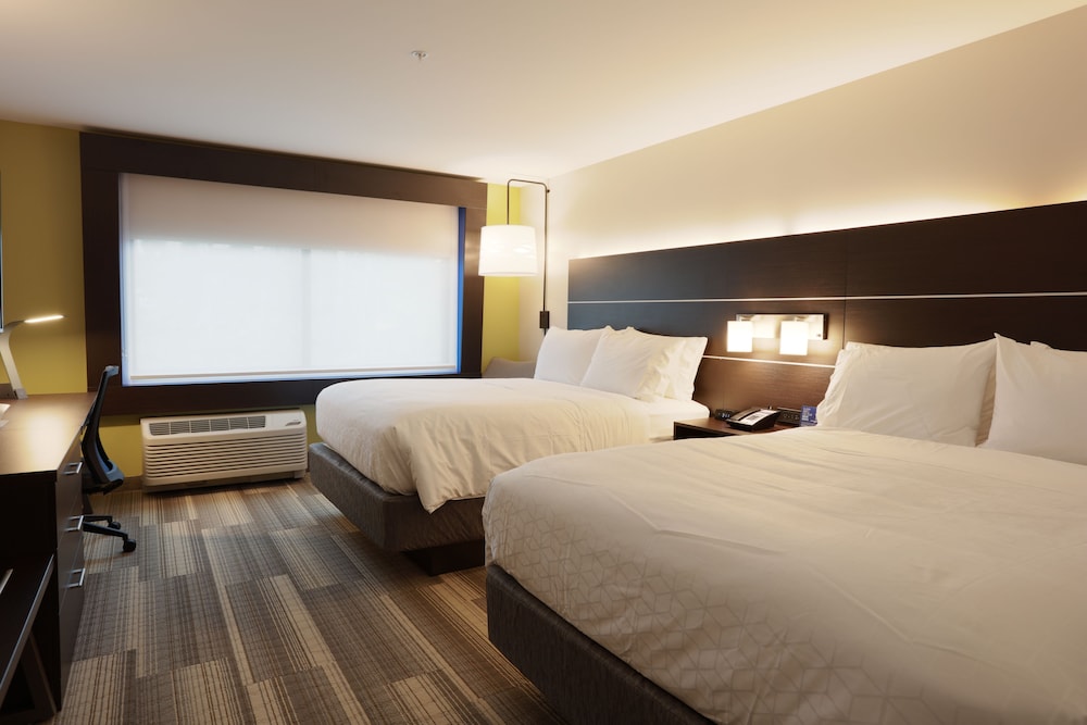 Standard Room, Multiple Beds (Low Floor) photo 1