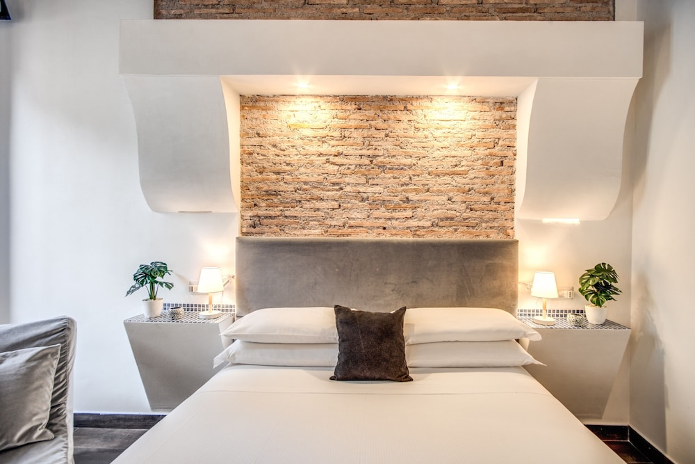 King Suite with Jacuzzi (Separate Building_located in Via Sistina, 36) photo 1