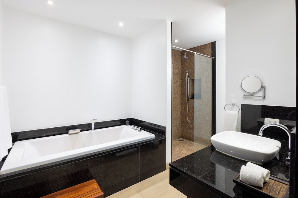 Deluxe King Room - Photo 5