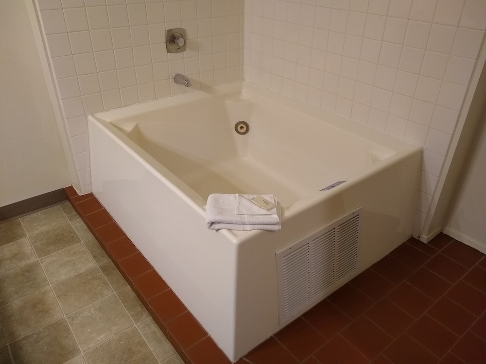Standard Suite, 1 Bedroom, Non Smoking, Private Bathroom (King Honeymoon Suite) photo 2