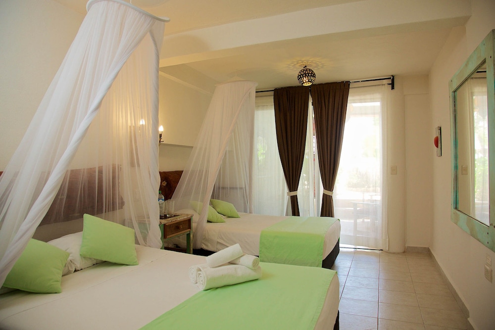 Room, 2 Queen Beds - Photo 10