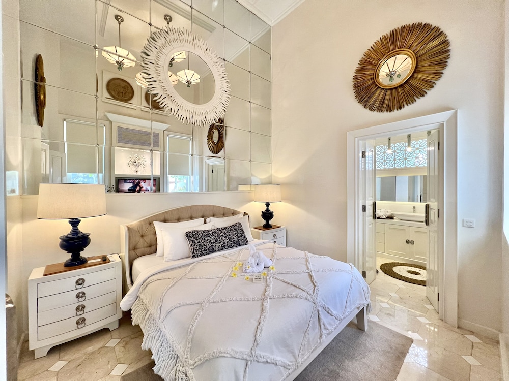 Luxury Apartment, 1 King Bed, Poolside photo 3