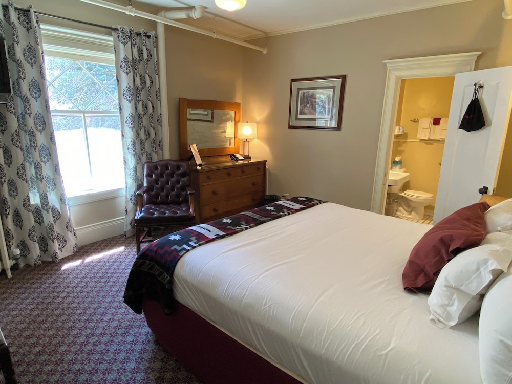 Standard Single Room, 1 King Bed, Mountain View photo 2