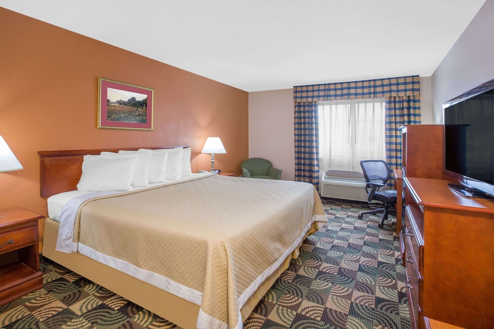 Standard Room, 1 King Bed - Photo 1