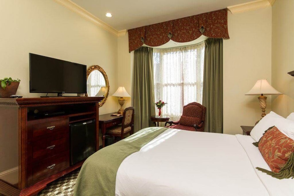 Premium Room, 1 King Bed photo 2