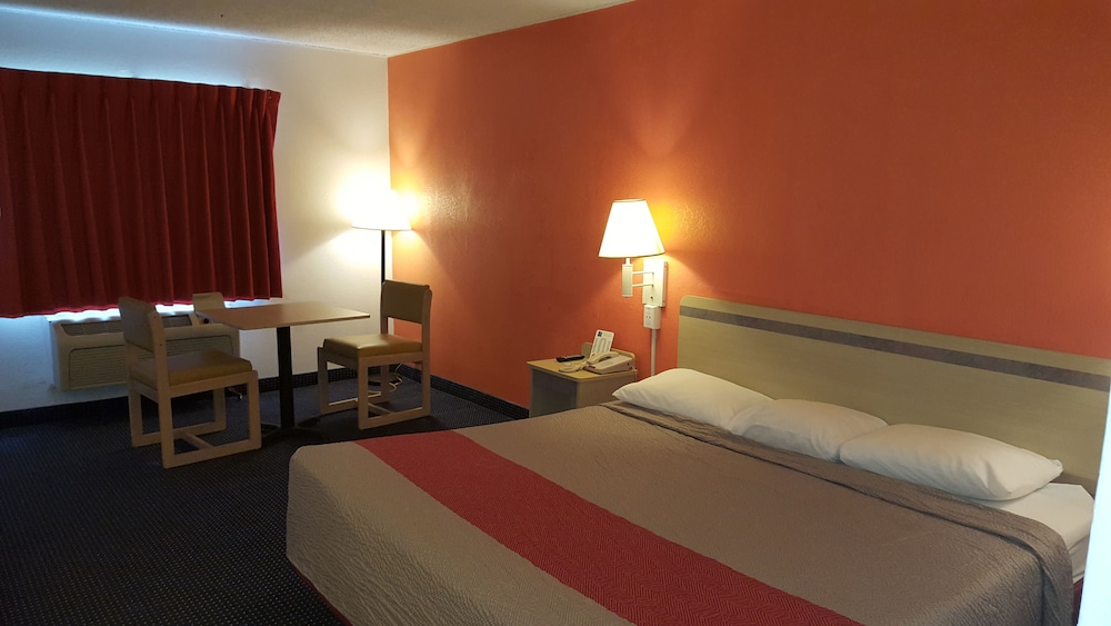 Basic Single Room, 1 King Bed photo 3