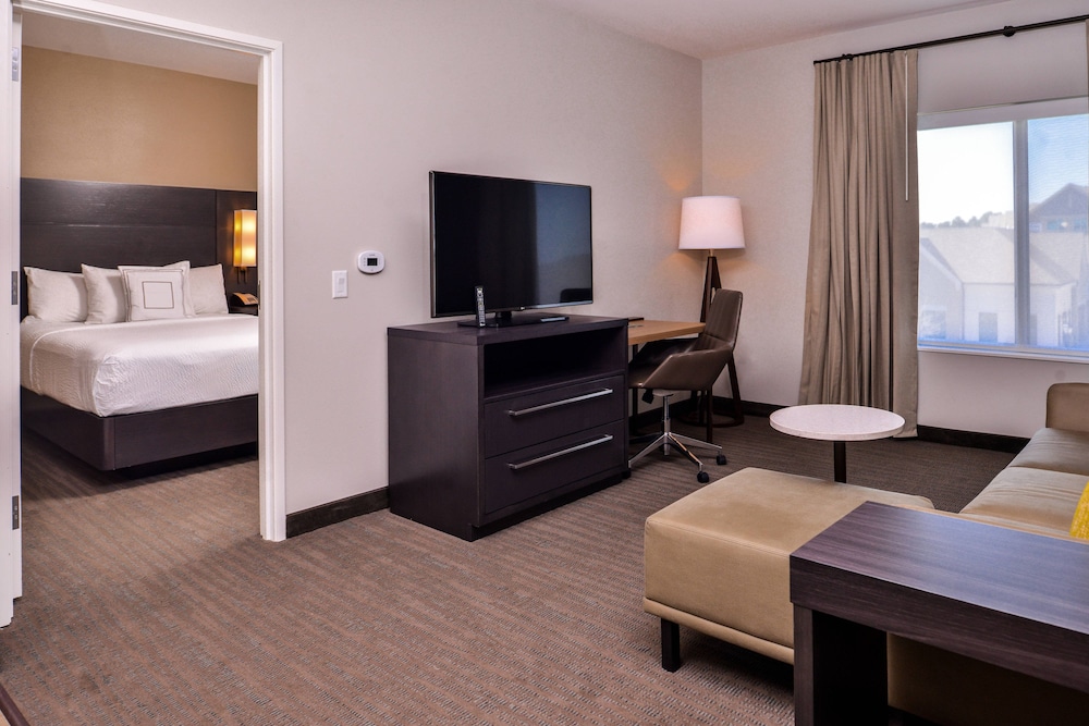 Suite, 1 Bedroom (Mobility/Hearing Access, Roll-In Shwr)