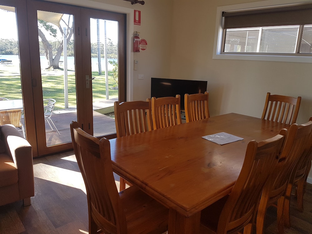 3 Bedroom Waterfront Cabin (1 Queen, 1 Double, 2 Single, 1 Bunk) - 5 photo 3