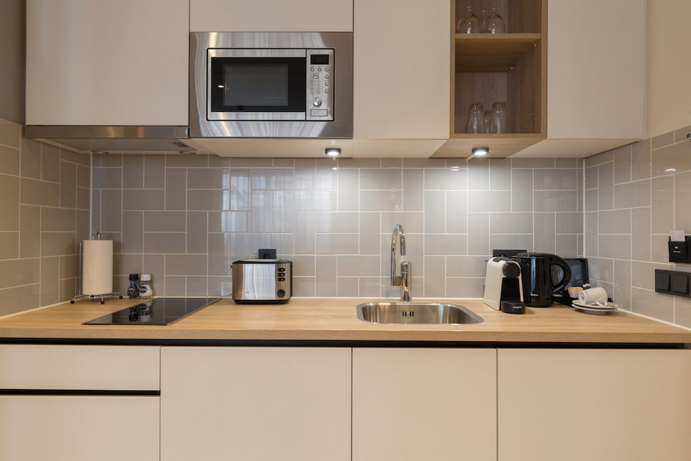 Studio Suite, 1 Queen Bed, Kitchen photo 1