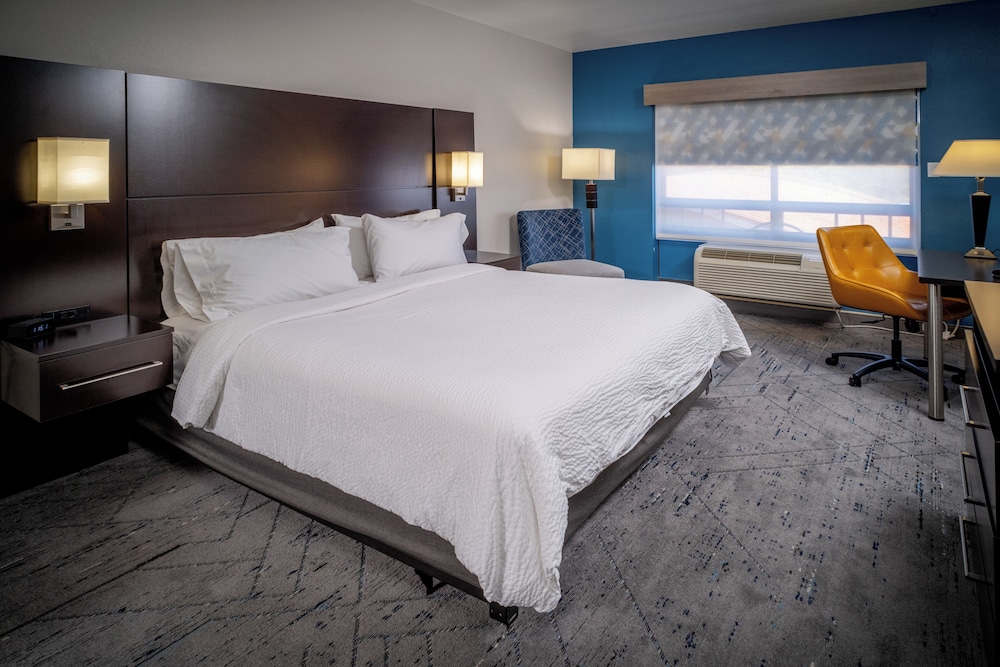 Suite, 1 King Bed, Accessible (Mobility, Accessible Tub) photo 3