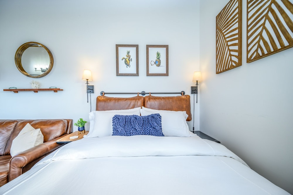 Deluxe Cottage, 1 Queen Bed, Courtyard View