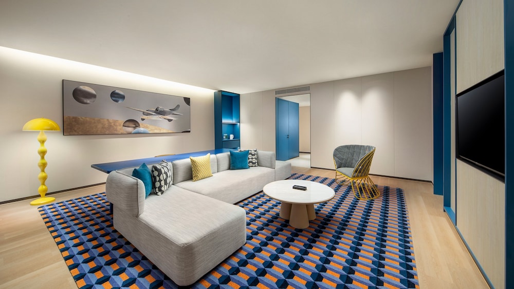 Suite, 1 Bedroom (Study Area)
