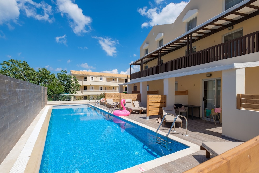 Premium Swim-Up Room - Photo 11