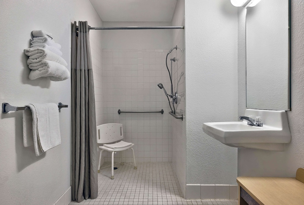 Standard Room, 1 Queen Bed, Accessible, Non Smoking - Photo 11