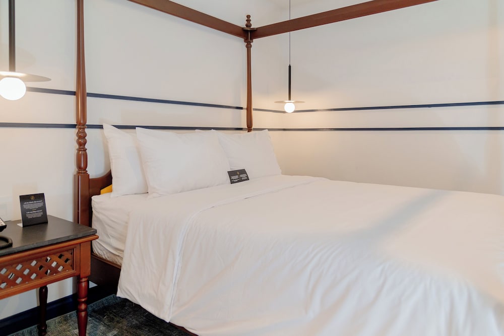 Suite, 1 Queen Bed - Photo 2