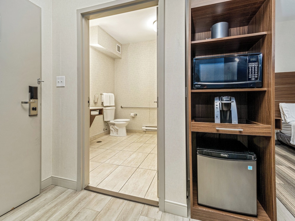 Standard Room, 1 Queen Bed, Roll-in Shower (Mobility)