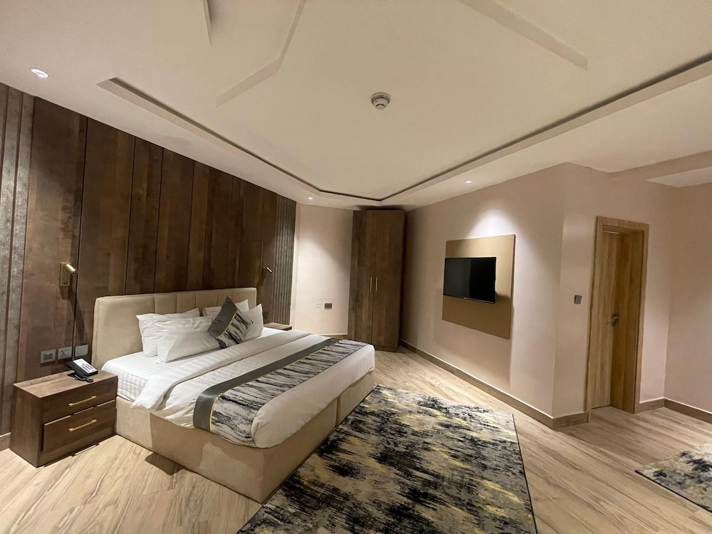 Bridge Balcony Suite