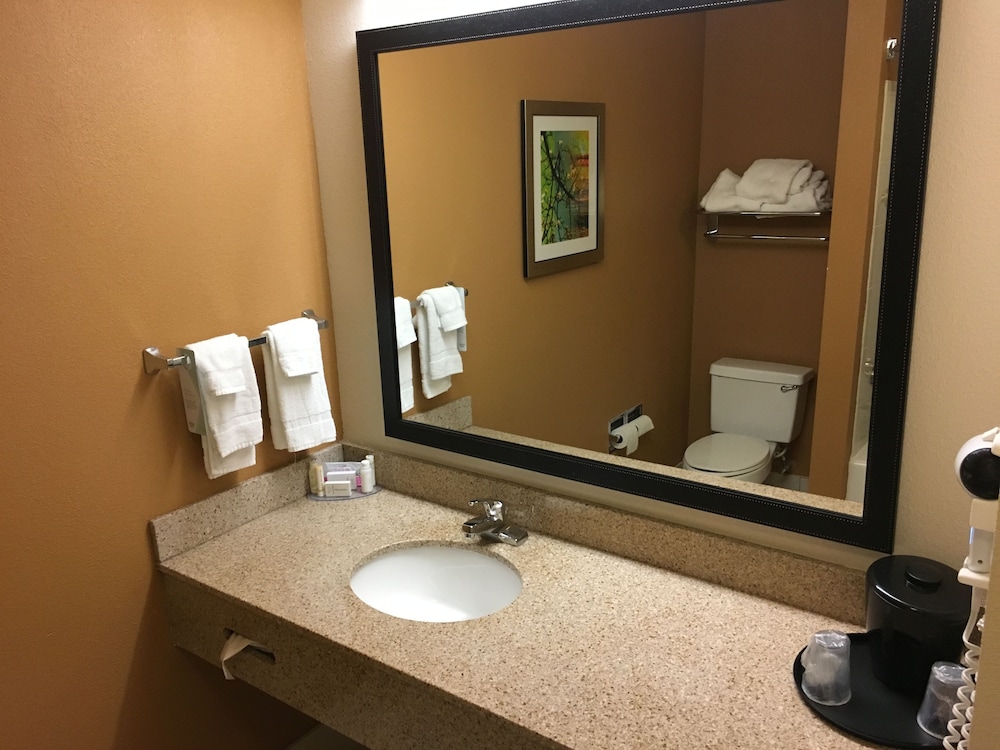 Room, 2 Queen Beds - Photo 10