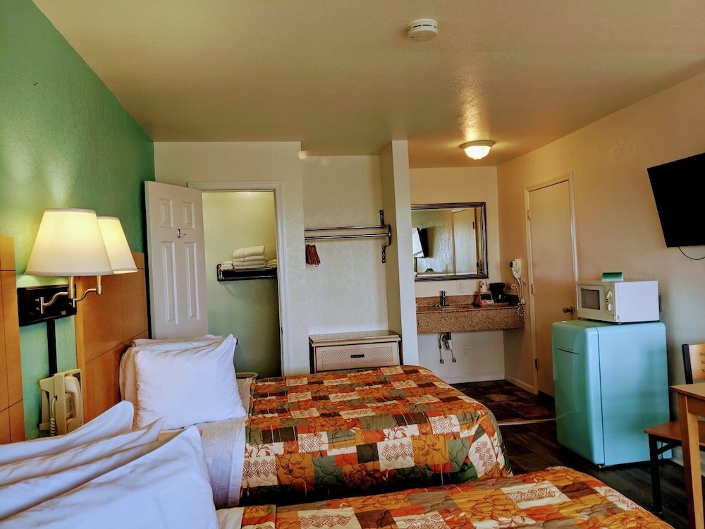 Traditional Room, 2 Double Beds, Refrigerator & Microwave photo 3