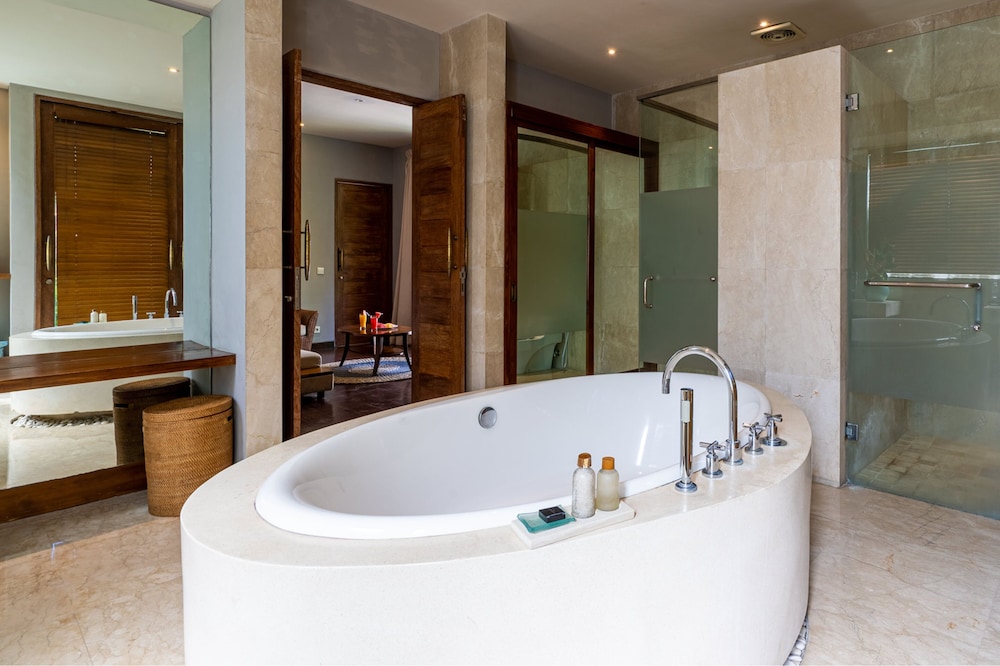Four-Bedroom Villa with Private Pool - Photo 48