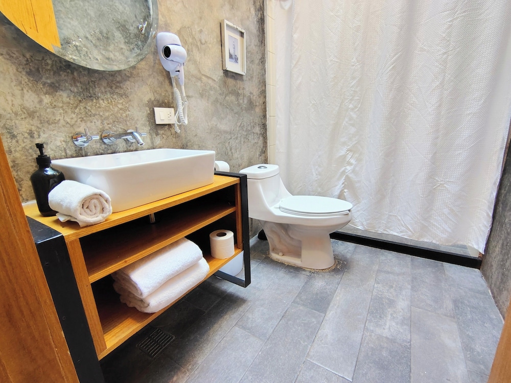 Standard Room, 1 Double Bed, Private Bathroom - Photo 7