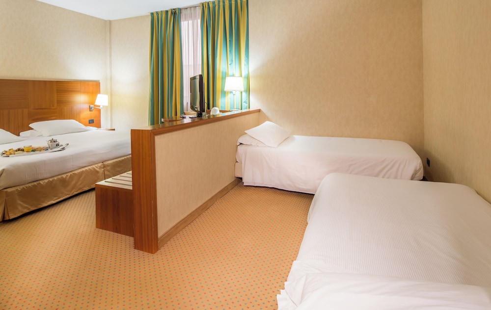 Standard Room, Multiple Beds, Non Smoking - Photo 4