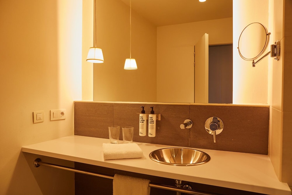 Standard Double or Twin Room - Photo 7