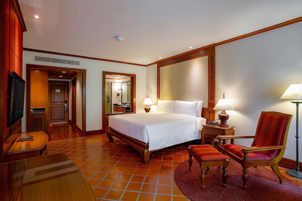 Room, 1 King Bed, Pool View (Ground Floor, Pool Access) - Photo 11
