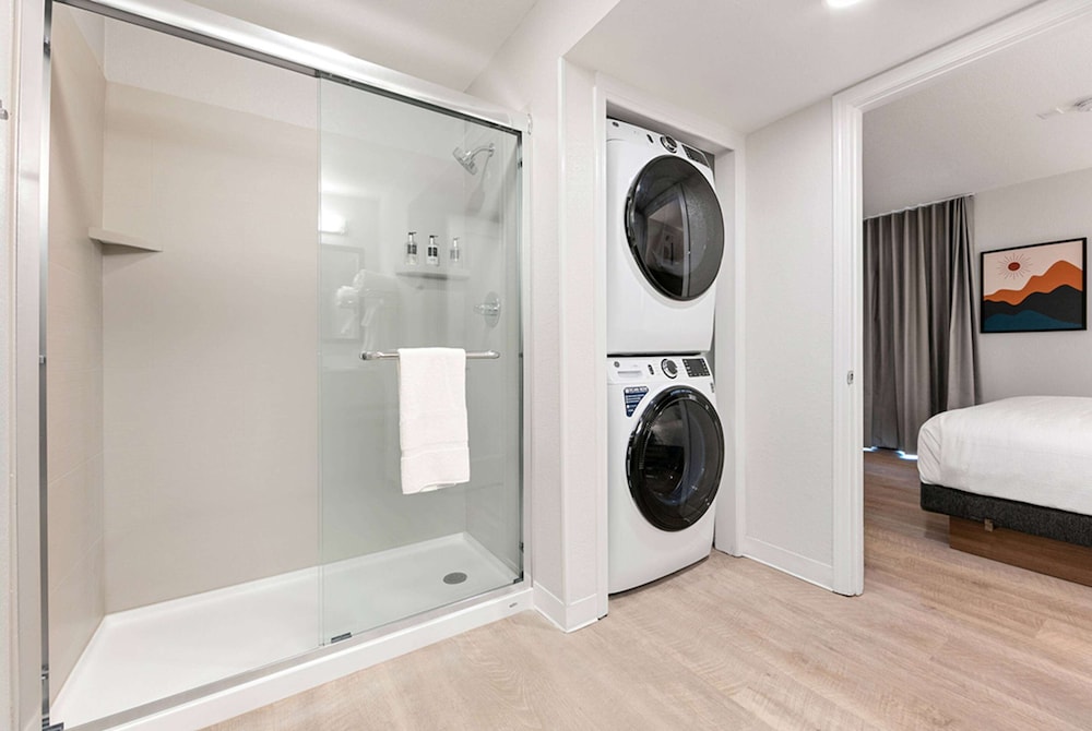 Studio Suite, 1 Queen Bed, Mobility Accessible, Bathtub - Photo 5