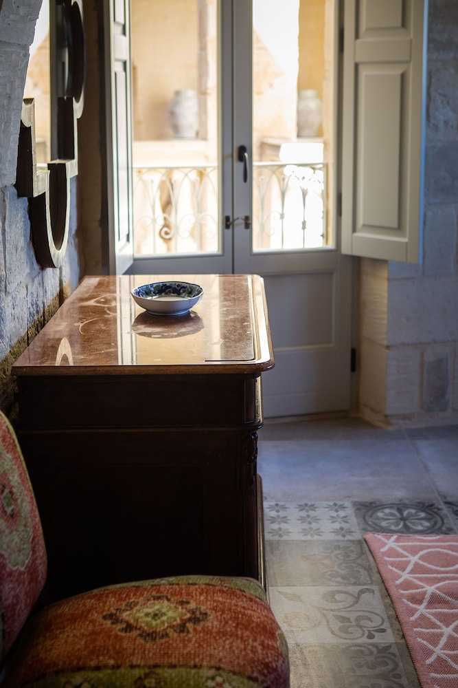 Superior Double Room, Ensuite ( King Room with balcony) - Photo 7