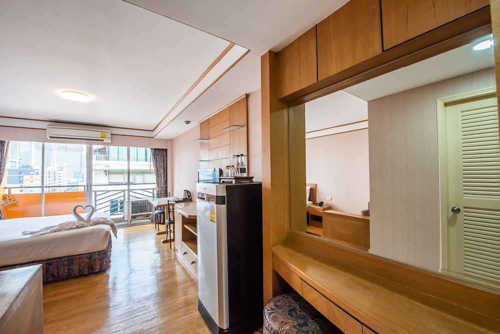 Superior Studio Queen bed room photo 2