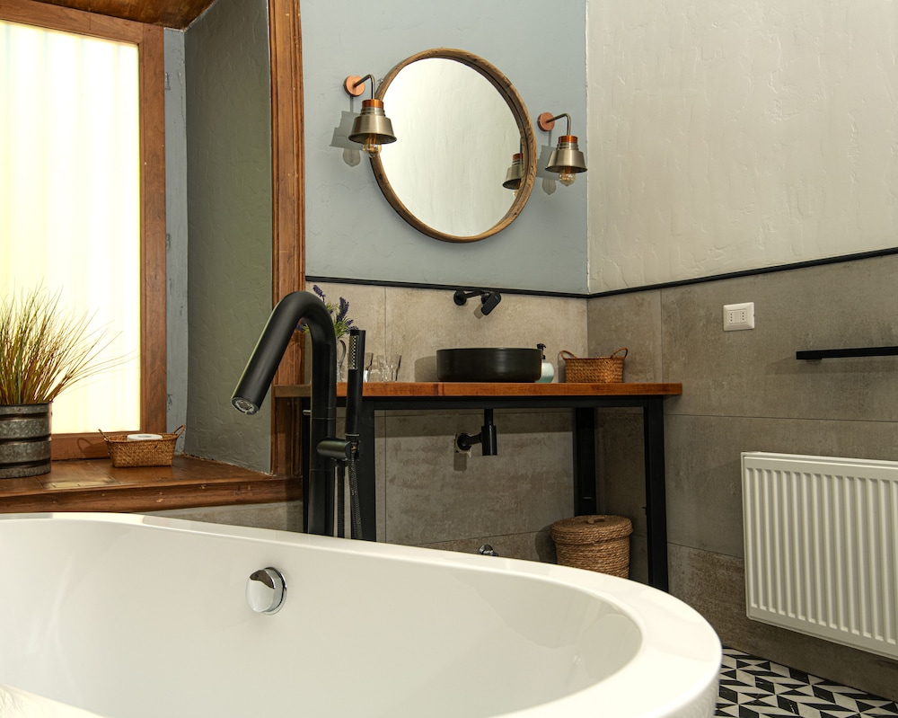 Royal Double Room, 1 King Bed, Hot Tub, Garden View photo 2