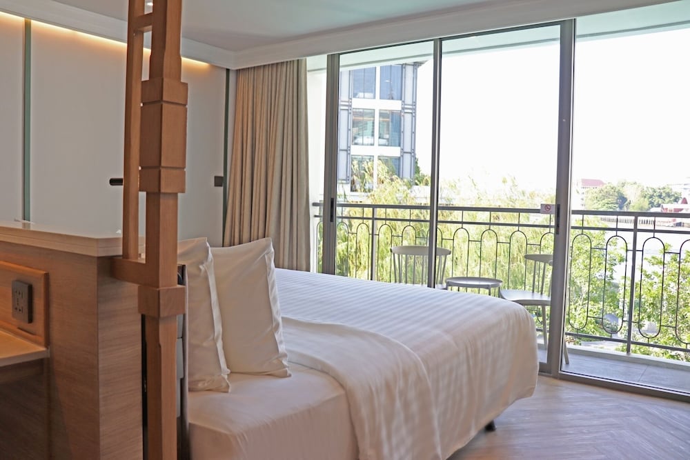 Superior River View with Balcony, King Bed photo 2