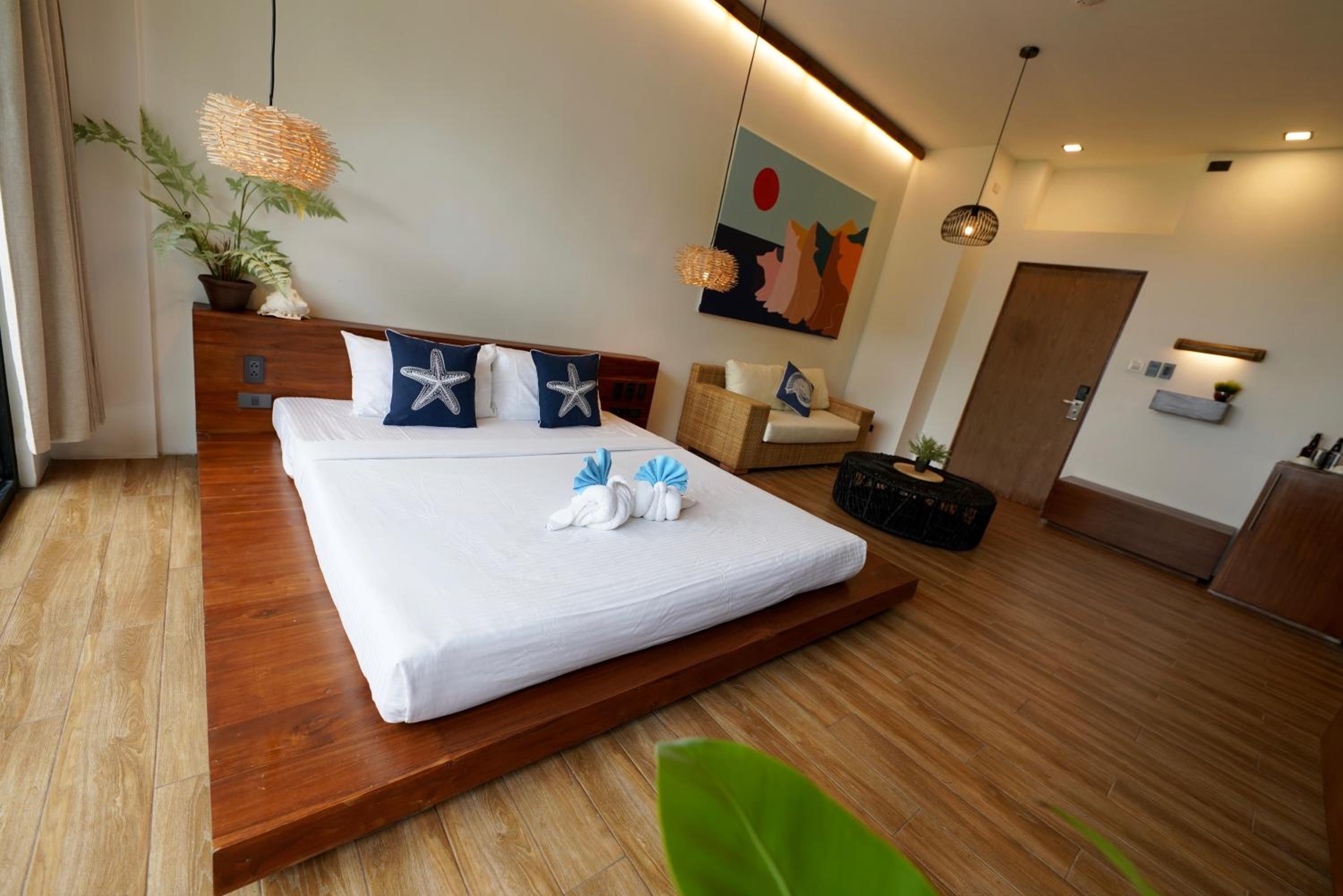 Deluxe King Bed with Balcony and Ocean View photo 2
