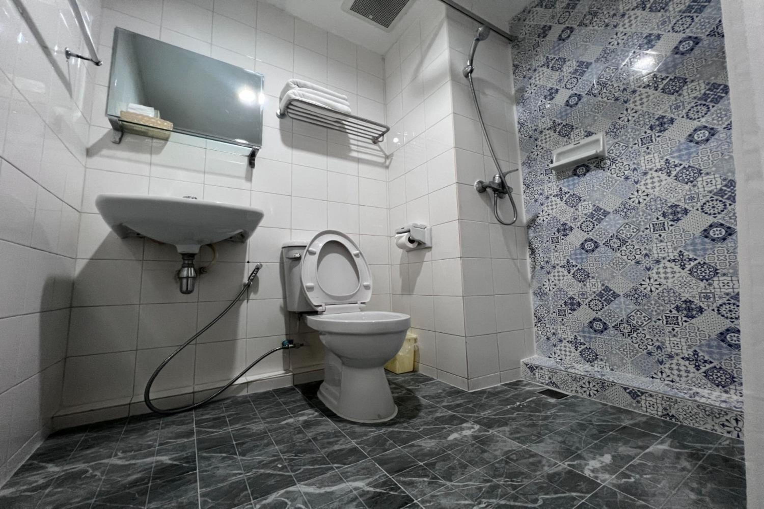 Double Room - Photo 8