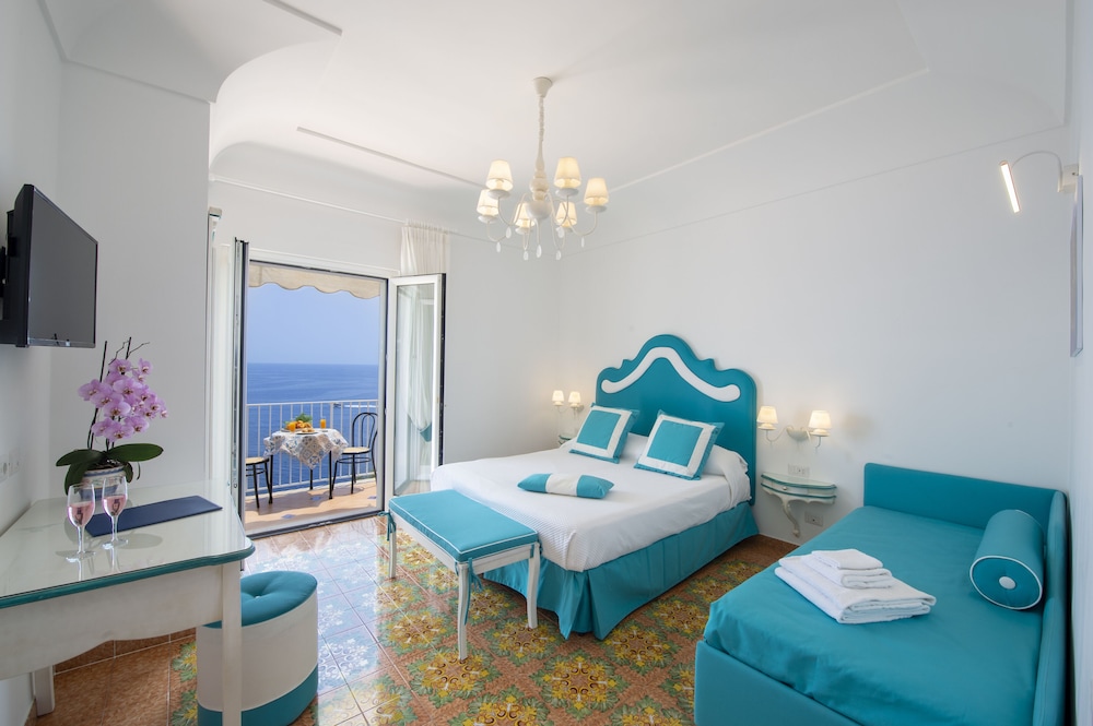 Standard Triple Room, Terrace, Sea View photo 2