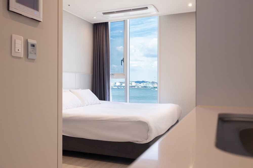 Standard King (Half Ocean View) - Photo 3